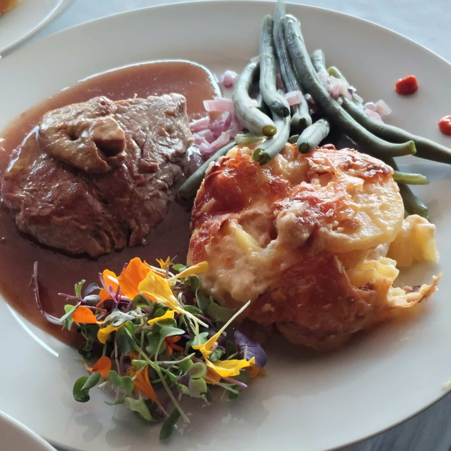 Buffet mit mediterranen Speisen und Getränken bei einer Geburtstagsfeier